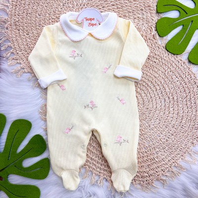  Macacão Tricotil (Tricot 100% Algodão) com Gola e Bordado - Passarinhos Rosas - Amarelo